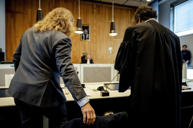 Jonathan Meijer en zijn advocaat Richard van der Zwaan bij de rechtbank in Den Haag op 13 april 2023. 