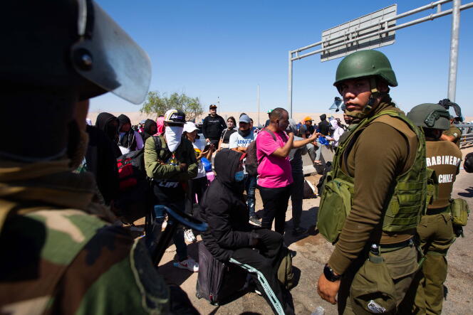 Des militaires chiliens surveillent la route internationale empruntée par des migrants bloqués depuis quatorze jours à la frontière avec le Pérou, dans la ville d’Arica, au Chili, le 27 avril 2023. 