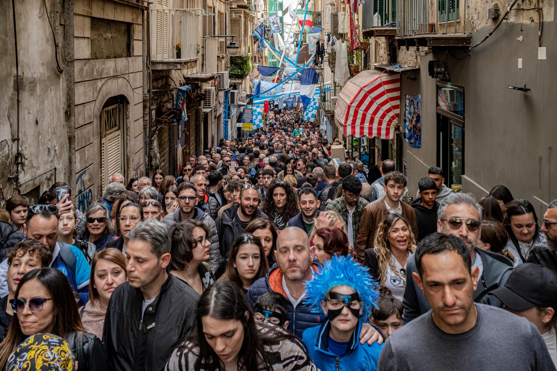 Cientos de turistas hacen fila para llegar al mural de Maradona en el Barrio Español, en Nápoles, el 25 de abril de 2023.