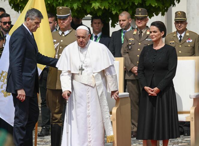 El Papa Francisco y el presidente húngaro Katalin Novak después de una ceremonia de bienvenida en el Palacio Sandor en Budapest el 28 de abril de 2023. 
