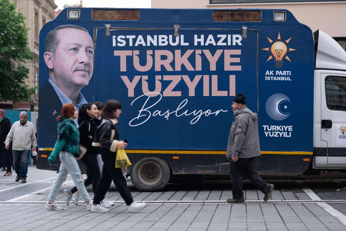 Erdogan, z powodu cierpień od wtorku wieczorem, ponownie pojawia się publicznie