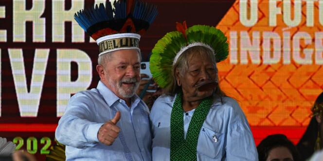 El presidente brasileño Luiz Inacio Lula da Silva con el líder indígena Raoni Metuktire el 28 de abril de 2023.