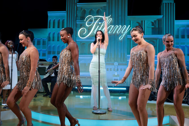 Katy Perry y las Rockettes en la reapertura de la flagship store de Tiffany en Nueva York (EEUU) el 27 de abril de 2023.