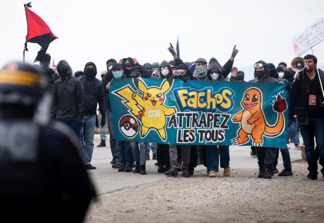 Des manifestants défilent derrière une banderole « Fascistes, attrapons-les tous » lors d’une manifestation contre les manifestants anti-projet, pour soutenir le projet d’un nouveau centre d’accueil pour demandeurs d’asile, à Saint-Brevin-Les-Pins, dans l’ouest de la France, le 29 avril 2023.