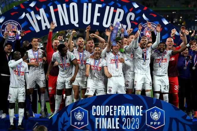 Le capitaine du Toulouse FC, Brecht Dejaegere, brandit la Coupe de France après la large victoire de son équipe face au FC Nantes (5-1) au Stade de France, à Saint-Denis (Seine-Saint-Denis), le 29 avril 2023.