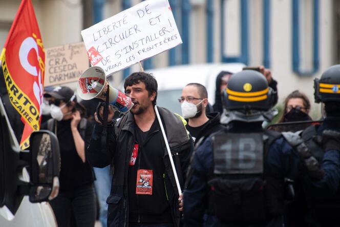 Manifestantes a favor del proyecto de centro de acogida para solicitantes de asilo, frente al ayuntamiento de Saint-Brévin-les-Pins (Loire-Atlantique), 29 de abril de 2023.
