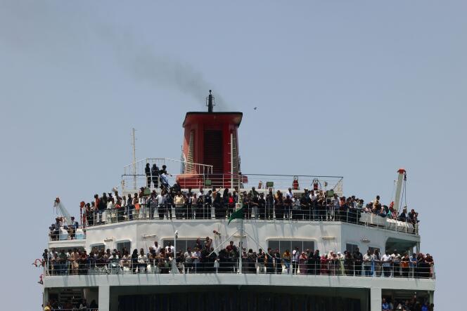 Un ferry transportant environ 1 900 personnes évacuées par la mer Rouge, de Port-Soudan à la base navale saoudienne King Faisal à Djedda, le 29 avril 2023, lors des efforts d’évacuation des personnes qui fuient le Soudan.