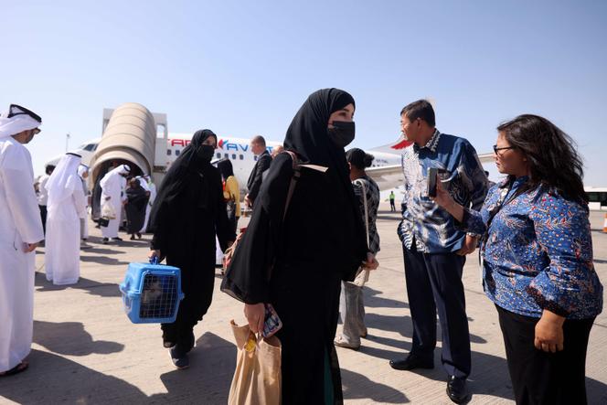 Des personnes fuyant le Soudan en guerre arrivent à Abou Dhabi, aux Emirats arabes unis, le 29 avril 2023.
