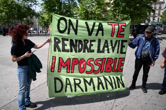 Manifestantes durante una manifestación contra el proyecto de ley de asilo e inmigración del ministro del Interior francés, en Marsella, sur de Francia, el 29 de abril de 2023.