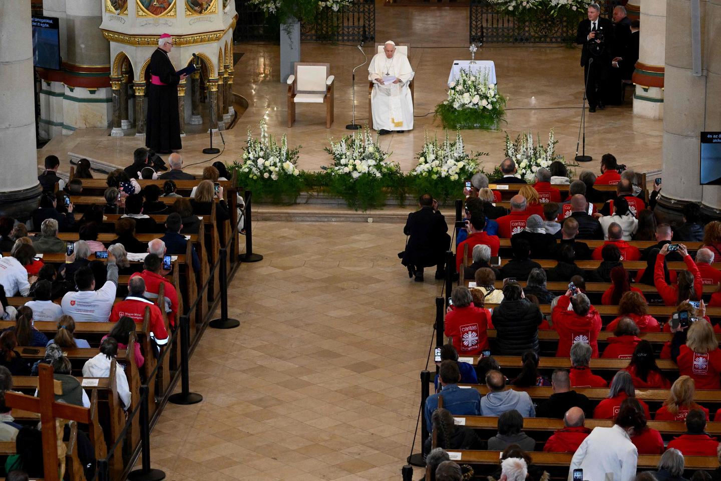 El Papa Francisco se encuentra con refugiados en una Hungría que tiene muy pocos