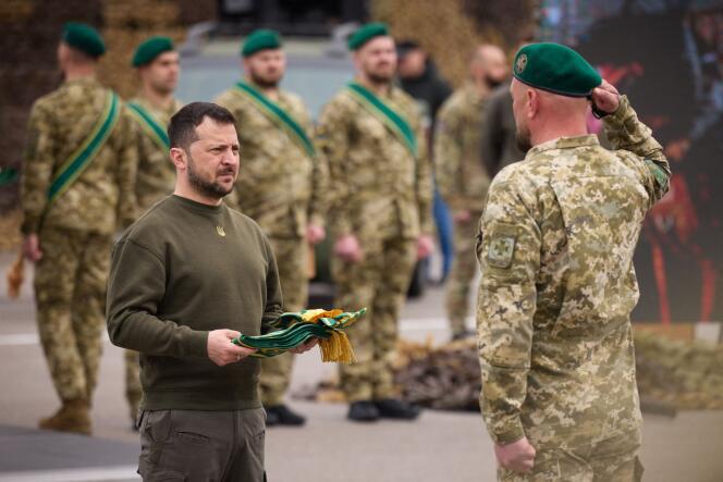 Il presidente ucraino Volodymyr Zelensky decora un soldato durante una cerimonia in occasione della Giornata delle guardie di frontiera a Kiev, 30 aprile 2023.