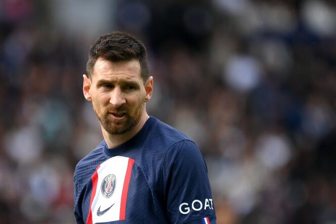 Lionel Messi, decepcionado, tras la derrota del Paris Saint-Germain (PSG) en la Ligue 1, ante el FC Lorient, en el Parc des Princes, el 30 de abril de 2023.