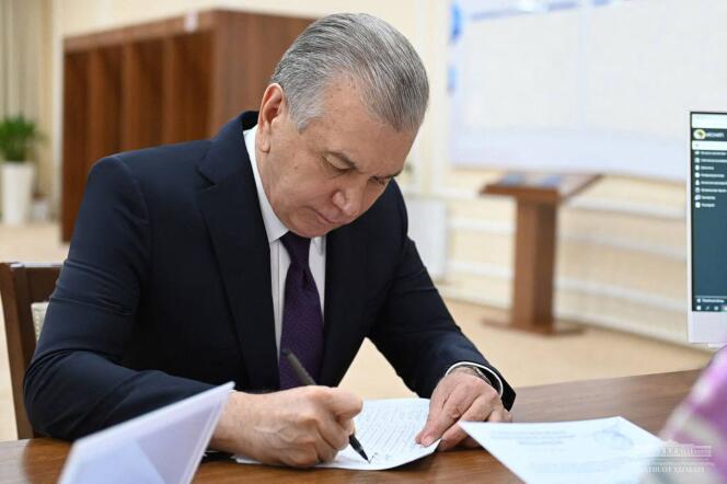 A handout photograph released by the Press Service of the President of Uzbekistan on April 30, 2023, shows Uzbek President Shavkat Mirziyoyev visiting a polling station in Tashkent. 