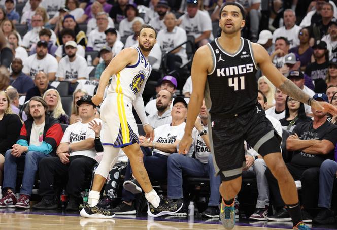 Steph Curry reacts to Seth Curry's first Nets 3-pointer vs. Kings