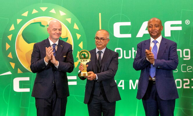 Gianni Infantino, le président de la FIFA, Chakib Benmoussa, le ministre marocain des sports, et Patrice Motsepe, le président de la CAF, à Kigali, le 14 mars 2023.