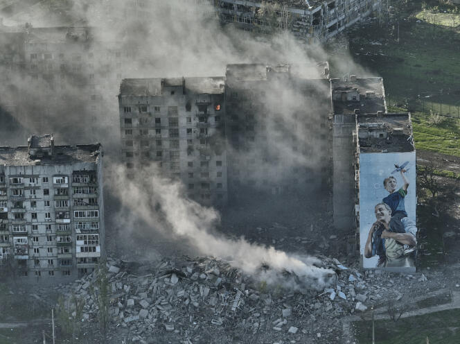 Des immeubles d’habitation détruits dans la ville de Bakhmout (Ukraine), le 26 avril 2023.