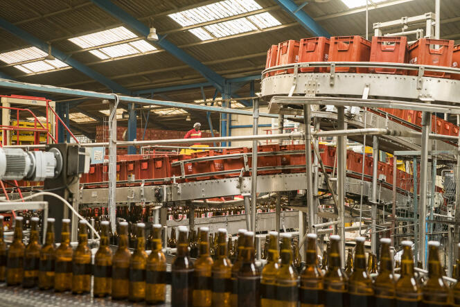 Planta de producción de la cervecería Chad.  Un trabajador supervisa la línea de embotellado de la planta en abril de 2018. 