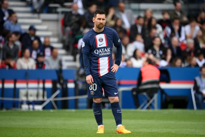 Lionel Messi, sobre el césped del Parque de los Príncipes, en París, el 30 de abril de 2023, durante el partido entre PSG y Lorient.