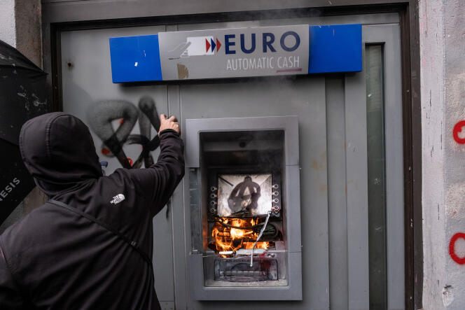 Quema de una máquina expendedora durante la manifestación del 1 de mayo de 2023 en Lyon.