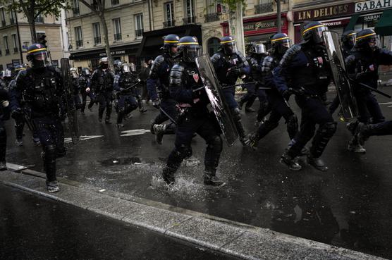 Miembros de la policía cargan contra los manifestantes durante el desfile del 1 de mayo de 2023, boulevard Voltaire, en París.