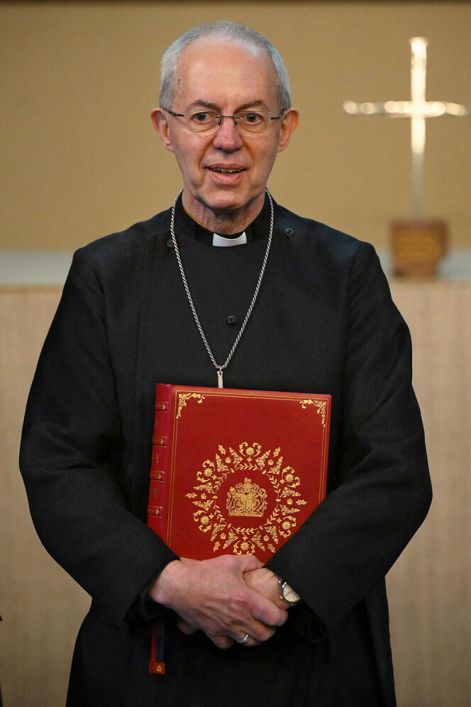 Justin Welby, l’archevêque de Canterbury, tient entre ses mains une édition spéciale de la Bible qui sera utilisée durant le couronnement de Charles III, le 20 avril 2023, à Londres.
