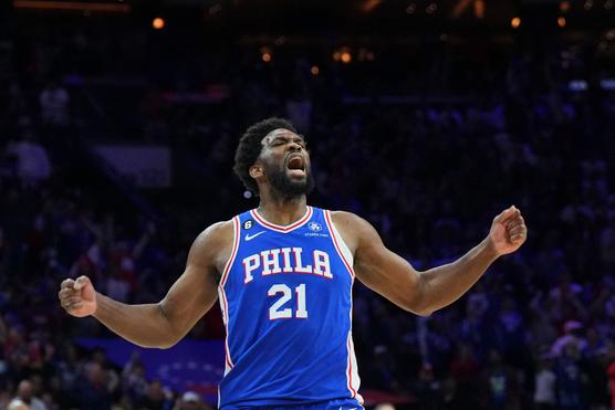 Joel Embiid, durante los playoffs de la NBA, contra los Brooklyn Nets, en Filadelfia (Pensilvania), 17 de abril de 2023.