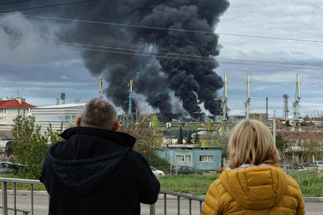 Un dépôt de pétrole touché par un incendie après une attaque de drone, à Sébastopol, en Crimée, le 29 avril 2023 (image fournie par l’agence de presse russe Tass).
