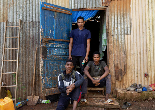 Eldine (izquierda), Nayer (centro) y Elanziz (derecha) viven con su madre, que lleva treinta y siete años en Mayotte y no tiene permiso de residencia desde 2013. 30 de abril de 2023, en Vahibé.