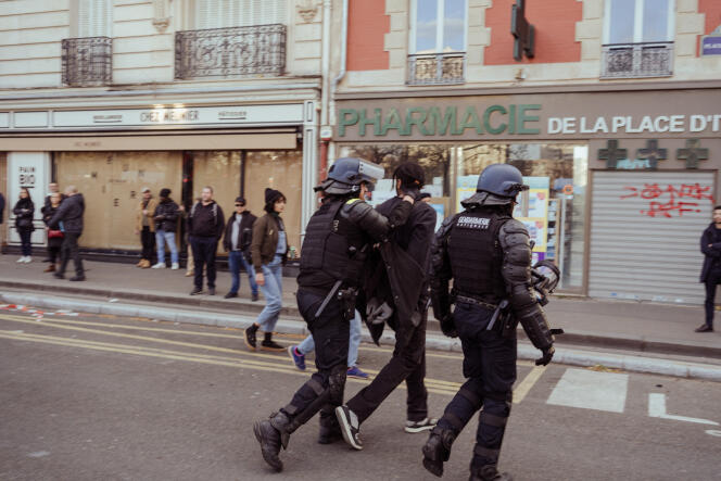 Arrestation place d’Italie lors de la onzième journée de mobilisation contre la réforme des retraites, à Paris, le 6 avril 2023. 