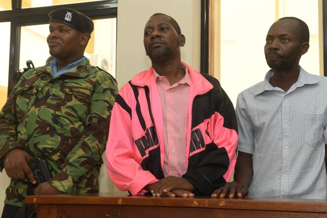 El pastor Paul Mackenzie (centro) y uno de sus coacusados ​​(derecha), en la corte de Malindi (Kenia), el 2 de mayo de 2023.