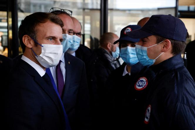 Emmanuel Macron rencontre des volontaires du SNU, à Bourges le 7 décembre 2021.