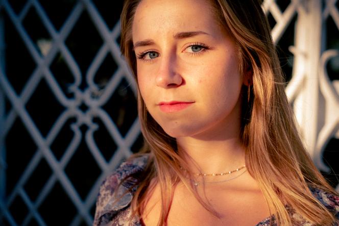 Madeleine Bourguet, étudiante en droit française de 18 ans, étudie à l'Université Complutense de Madrid dans le cadre d'un échange avec la Sorbonne, le 23 avril 2023.
