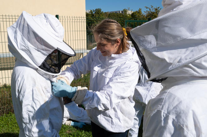 Des étudiants de Paris-VIII s’essaient à l’apiculture sur le campus.