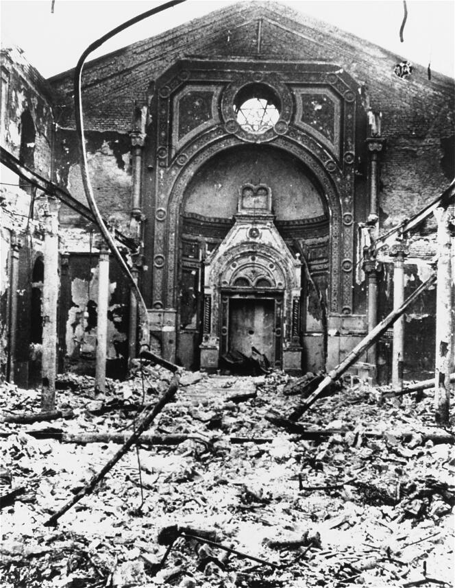 La synagogue séfarade de Bucarest incendiée par la Garde de fer, en janvier 1941.