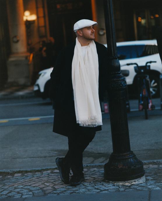 Ben Krigler en Nueva York, 9 de marzo de 2023, frente al Hotel Plaza, que, desde 2008, alberga nuevamente una boutique Krigler.