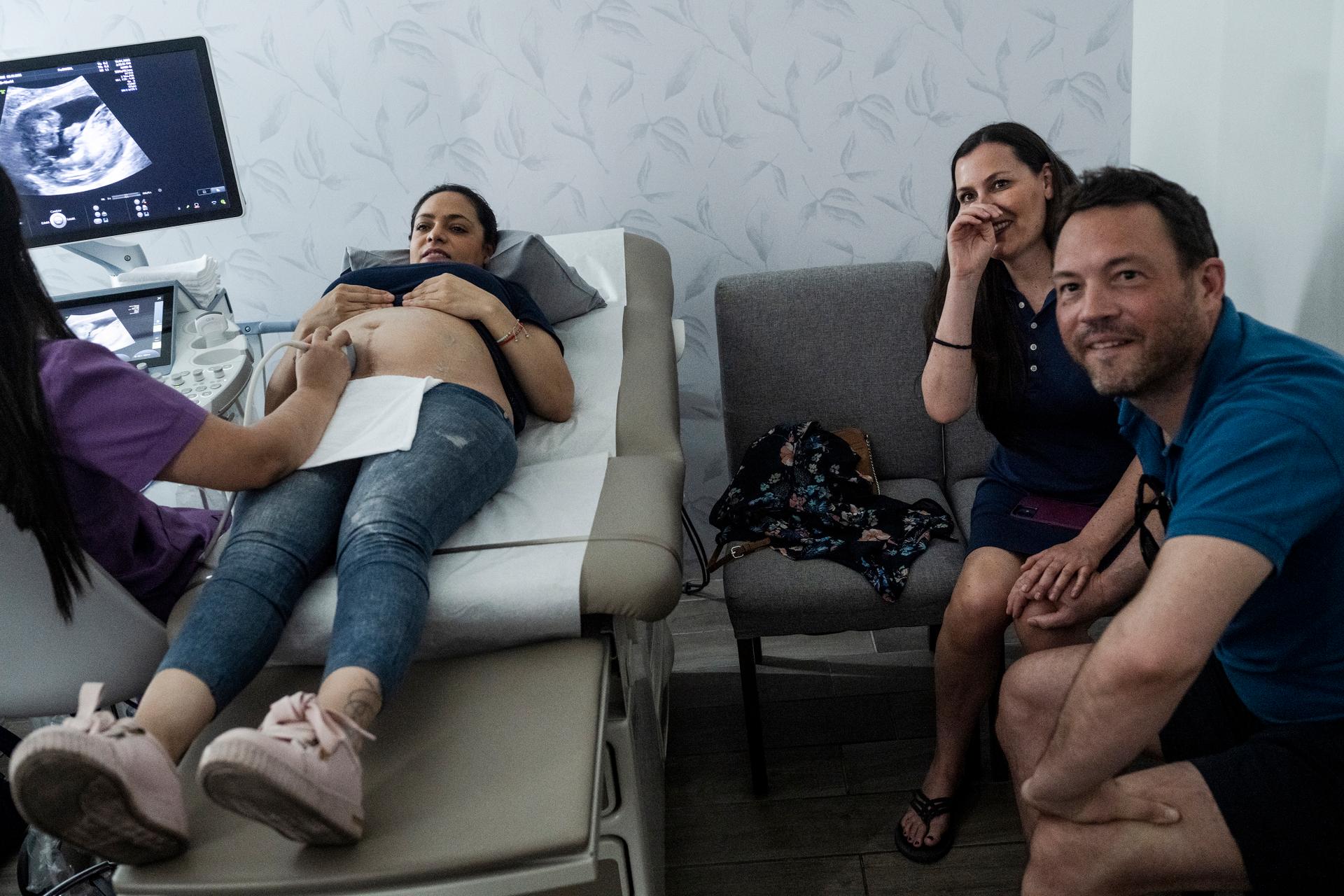 Los canadienses Koen y Barbara Van der Maaten asisten a la ecografía 3D de su bebé que lleva Betty Conde.  En México, 19 de abril de 2023.
