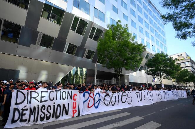 Manifestation des supporteurs du PSG devant le siège du club, le 3 mai 2023 à Boulogne-Billancourt (Hauts-de-Seine).