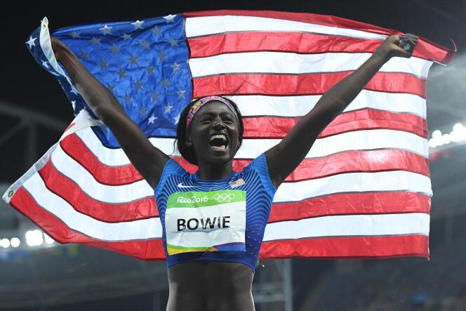 La atleta estadounidense Tori Bowie después de ganar la medalla de plata en la final femenina de 100 metros durante los Juegos Olímpicos de Río en Brasil en 2016.