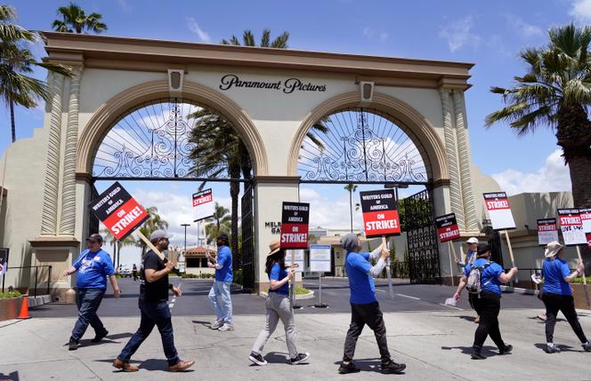 Des scénaristes en grève à l’entrée du siège de Paramount Pictures, à Los Angeles, le mardi 2 mai 2023.