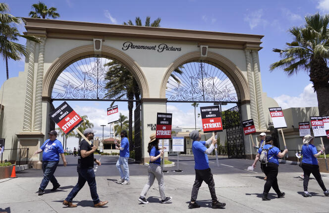 Guionistas en huelga en la entrada de la sede de Paramount Pictures en Los Ángeles el martes 2 de mayo de 2023.