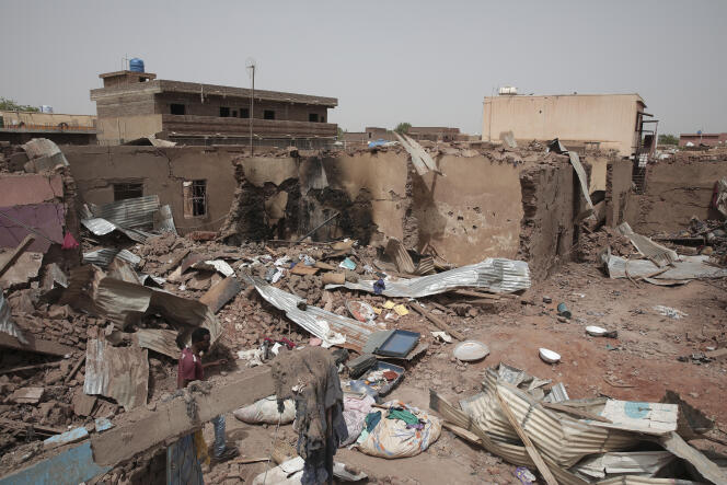 Una casa golpeada durante los combates recientes en Jartum, Sudán, el 25 de abril de 2023.