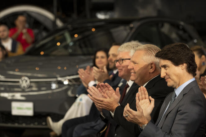 Le premier ministre du Canada, Justin Trudeau, et le premier ministre de l’Ontario, Doug Ford, lors d’une annonce concernant l’usine de batteries de véhicules électriques Volkswagen, à Saint Thomas, dans l’Ontario, vendredi 21 avril 2023.