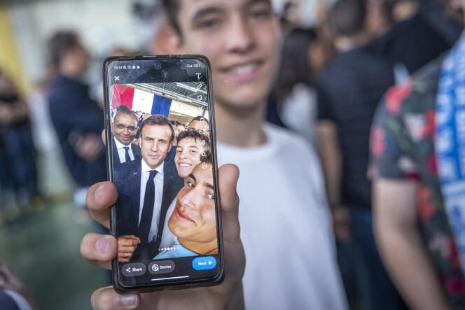 Emmanuel Macron rencontre les élèves du lycée professionnel Bernard-Palissy à Saintes (Charente-Maritime), le 4 mai 2023.