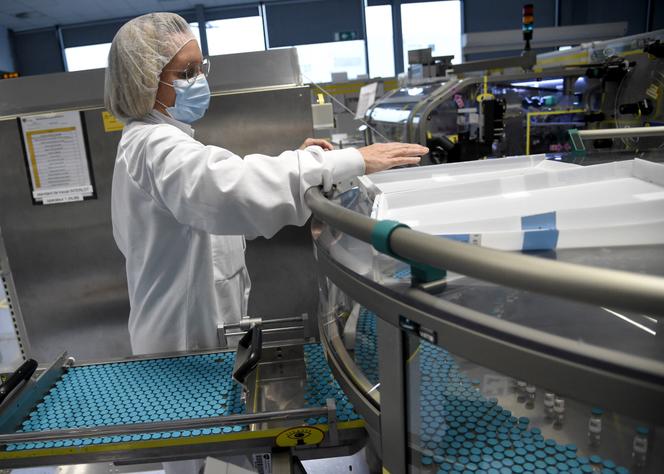 Una línea de producción, dentro de la fábrica de GlaxoSmithKline (GSK), en Saint-Amand-les-Eaux (Norte), el 3 de diciembre de 2020. 