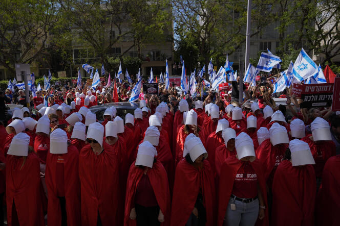 Activistas vestidos como “sirvientes escarlatas”, frente a la corte en Tel Aviv (Israel), 4 de mayo de 2023.
