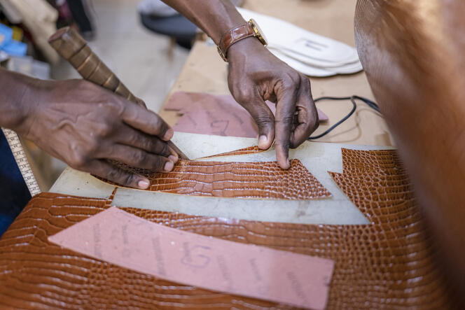 Mouhamadou Moustapha Thiam, dans son atelier, à Dakar, le 1ᵉʳ mai 2023. 