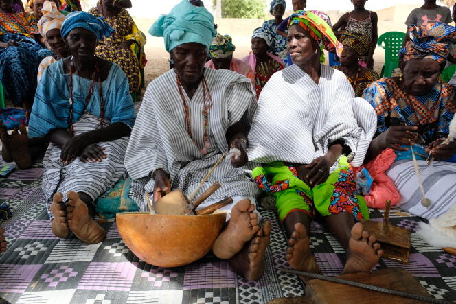 Des fileuses du collectif Falé, le 6 avril 2023, à Fayil, dans la région du Sine Saloum (Sénégal).