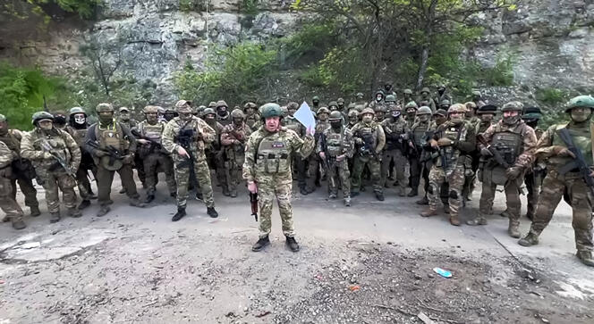 “Íbamos a tomar la ciudad de Bakhmout antes del 9 de mayo.  Al ver esto, los burócratas militares detuvieron las entregas” de municiones, acusa Yevgeny Prigojine en este video publicado el 5 de mayo de 2023.
