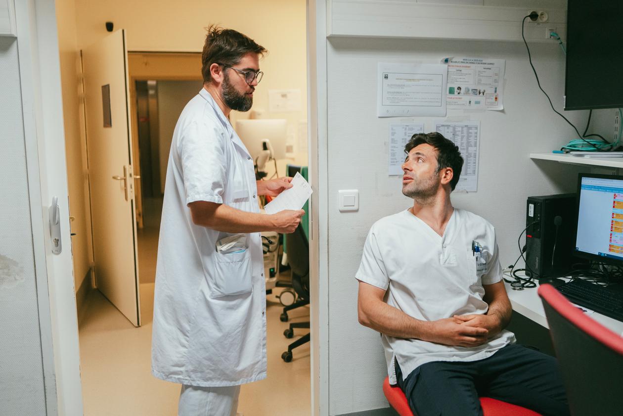 Jérémie Bonenfant et Charles Guignans, médecins urgentistes, échangent dans l’espace de transmission, à la fin de leur garde de nuit, aux urgences du CHU de Rennes, le 2 mai 2023.