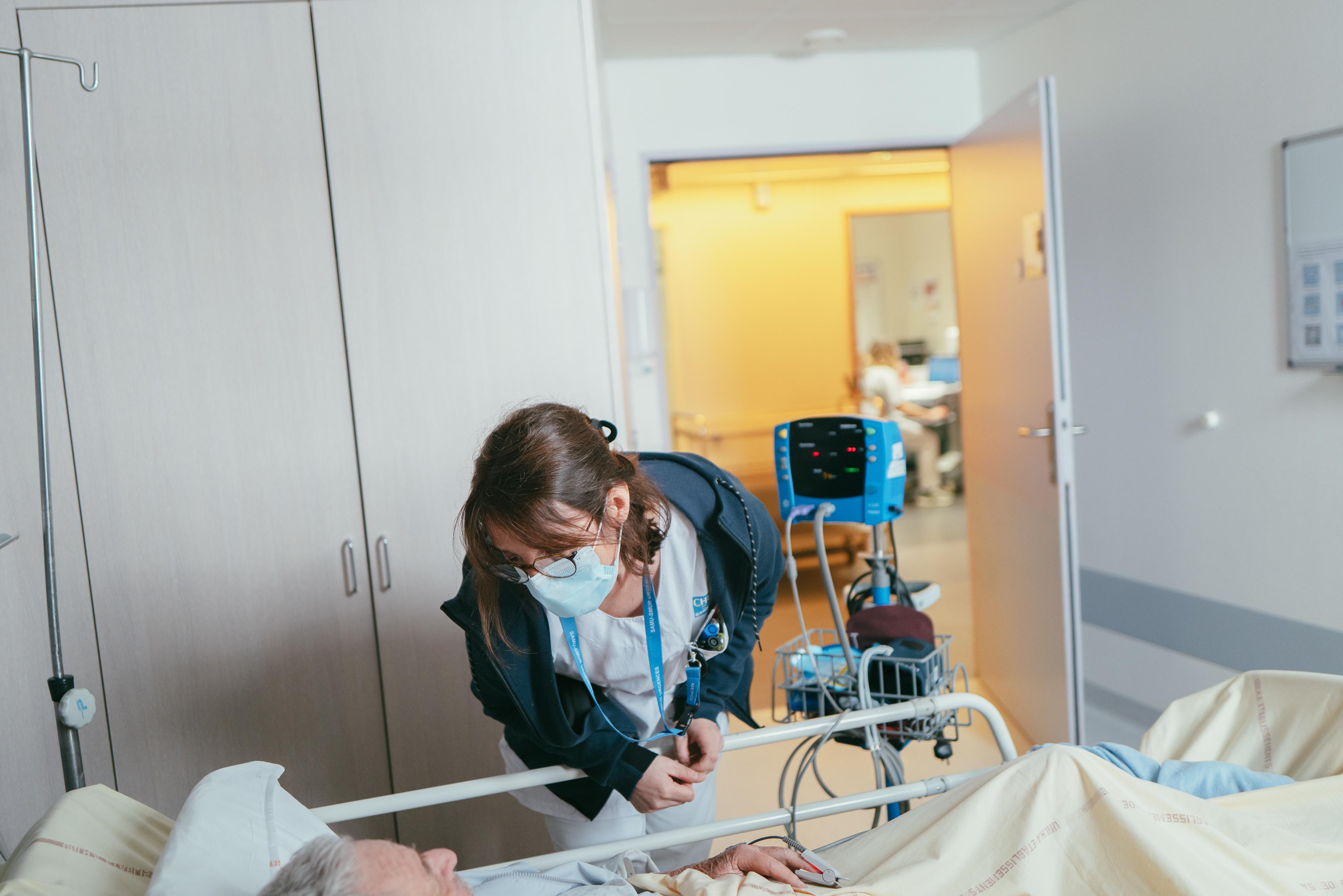 Nadège Clouet, infirmière, auprès d’une personne hospitalisée, dans le service des urgences du CHU de Rennes, le 2 mai 2023.